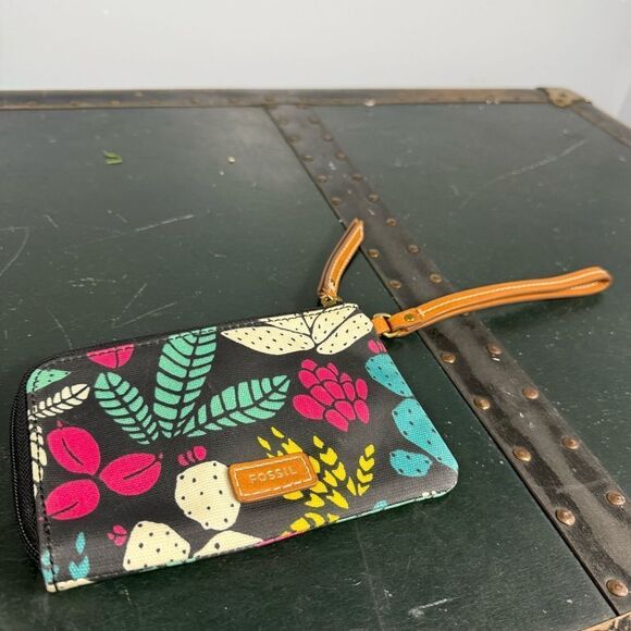 Fossil Multi-Color Floral Coated Canvas Corner Zip Clutch Wallet Wristlet - Picture 1 of 6